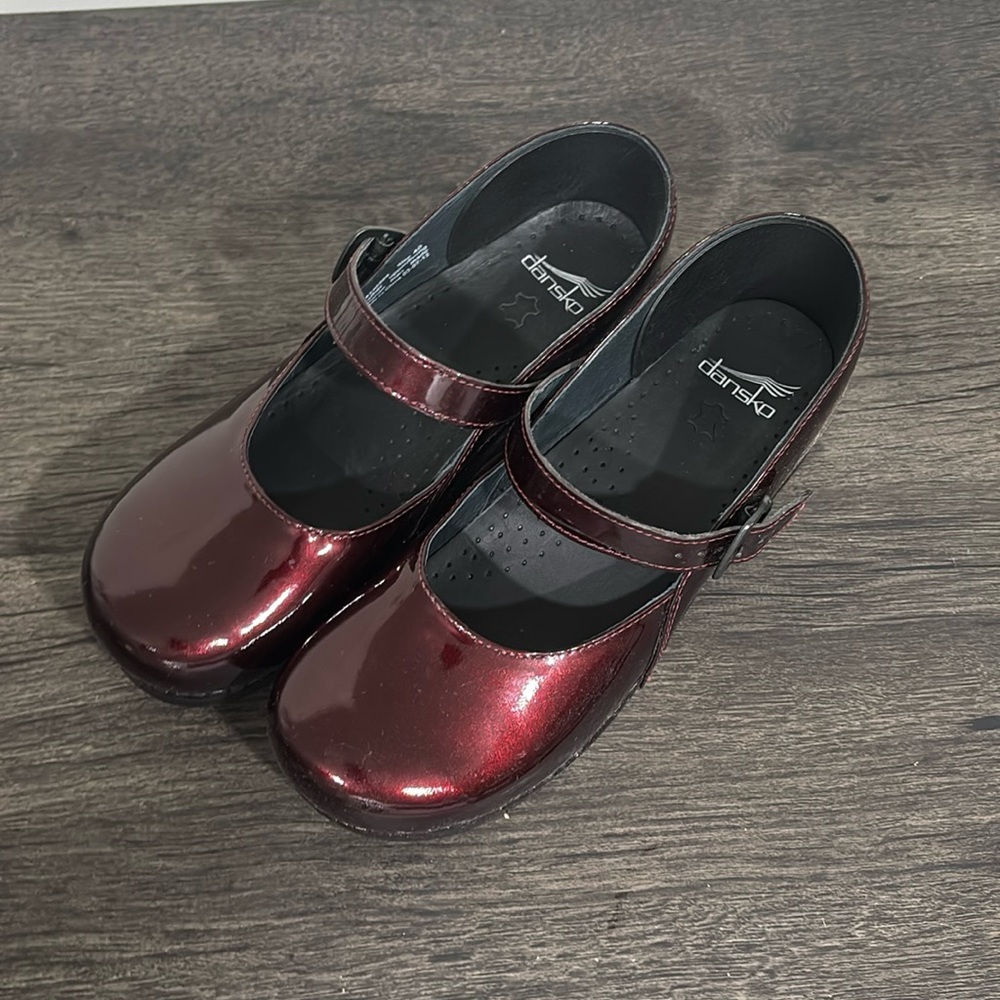 NWOT- Women’s Mary Jane Dansko clogs, size 40,  burgundy patent leather